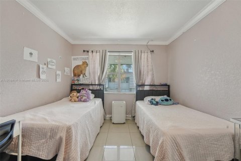 Condo in Hialeah, Florida, 3 bedrooms № 1970944 - photo 11