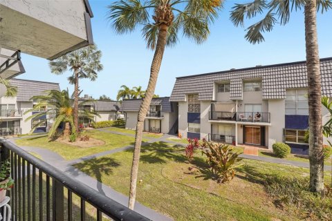 Condo in Hialeah, Florida, 3 bedrooms № 1970944 - photo 25