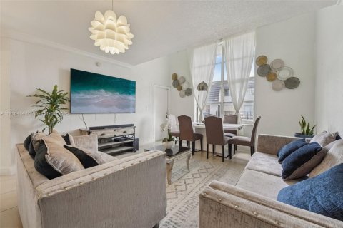 Condo in Hialeah, Florida, 3 bedrooms № 1970944 - photo 5