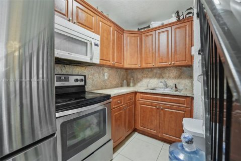 Condo in Hialeah, Florida, 3 bedrooms № 1970944 - photo 20