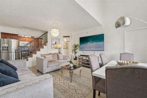 Condo in Hialeah, Florida, 3 bedrooms № 1970944 - photo 2