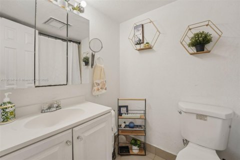 Condo in Hialeah, Florida, 3 bedrooms № 1970944 - photo 18