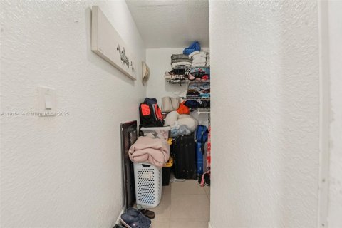 Condo in Hialeah, Florida, 3 bedrooms № 1970944 - photo 23