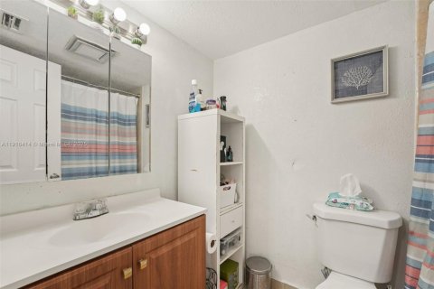 Condo in Hialeah, Florida, 3 bedrooms № 1970944 - photo 17