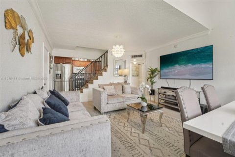 Condo in Hialeah, Florida, 3 bedrooms № 1970944 - photo 21
