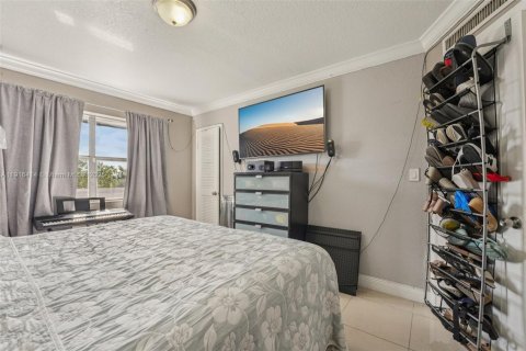 Condo in Hialeah, Florida, 3 bedrooms № 1970944 - photo 8