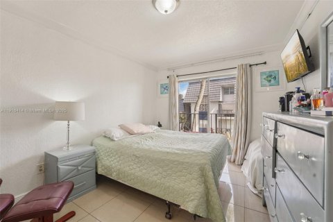 Condo in Hialeah, Florida, 3 bedrooms № 1970944 - photo 14