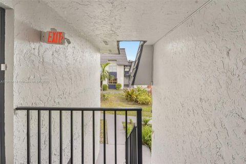 Condo in Hialeah, Florida, 3 bedrooms № 1970944 - photo 30