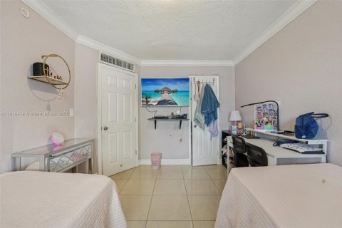 Condo in Hialeah, Florida, 3 bedrooms № 1970944 - photo 12