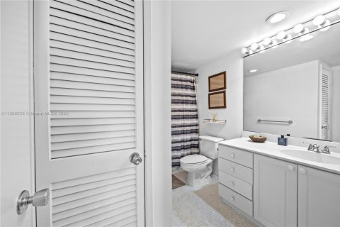 Condo in Sunny Isles Beach, Florida, 1 bedroom  № 1967744 - photo 13