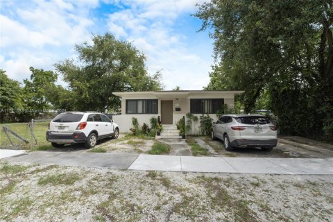 Commercial property in Miami, Florida 144 sq.m. № 2039509