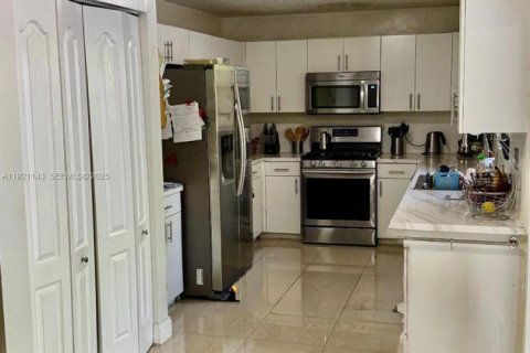 House in Miami, Florida 4 bedrooms, 231.23 sq.m. № 1976867 - photo 3