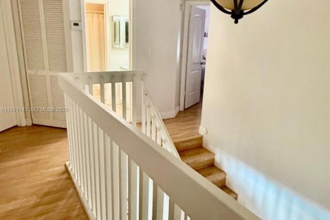 House in Miami, Florida 4 bedrooms, 231.23 sq.m. № 1976867 - photo 5