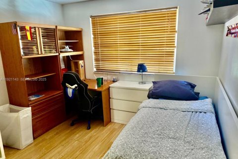 House in Miami, Florida 4 bedrooms, 231.23 sq.m. № 1976867 - photo 4