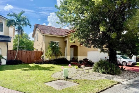 House in Miami, Florida 4 bedrooms, 231.23 sq.m. № 1976867 - photo 1