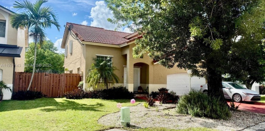 House in Miami, Florida 4 bedrooms, 231.23 sq.m. № 1976867