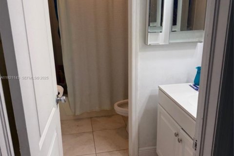 House in Miami, Florida 4 bedrooms, 231.23 sq.m. № 1976867 - photo 7