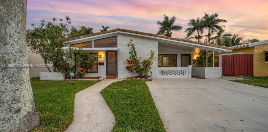 Дом в Холливуд, Флорида 4 спальни, 171.4м2 № 1982415