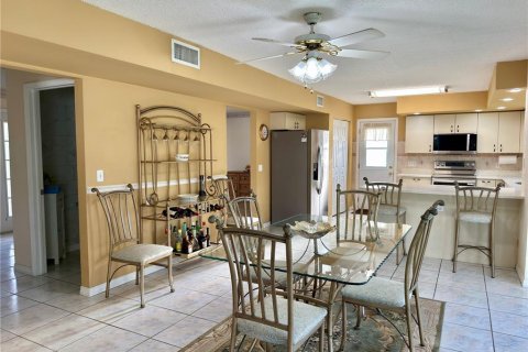 House in Tarpon Springs, Florida 4 bedrooms, 264.03 sq.m. № 2093532 - photo 4