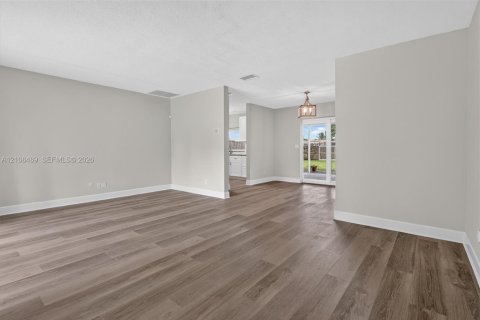Villa ou maison à louer à Hollywood, Floride: 3 chambres, 162.39 m2 № 2432407 - photo 17