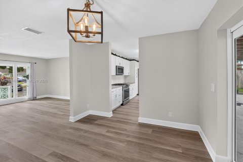 Villa ou maison à louer à Hollywood, Floride: 3 chambres, 162.39 m2 № 2432407 - photo 18