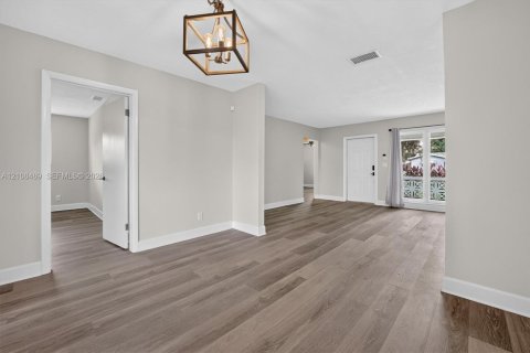 Villa ou maison à louer à Hollywood, Floride: 3 chambres, 162.39 m2 № 2432407 - photo 13