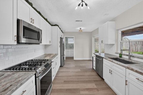 Villa ou maison à louer à Hollywood, Floride: 3 chambres, 162.39 m2 № 2432407 - photo 8