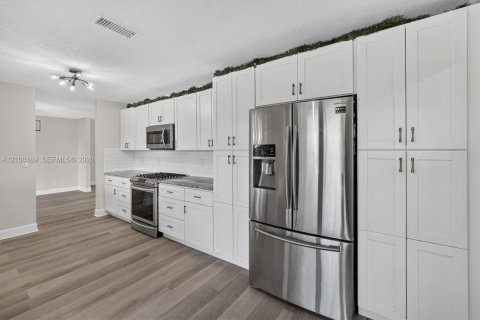 Villa ou maison à louer à Hollywood, Floride: 3 chambres, 162.39 m2 № 2432407 - photo 22