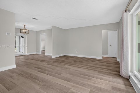 Villa ou maison à louer à Hollywood, Floride: 3 chambres, 162.39 m2 № 2432407 - photo 15