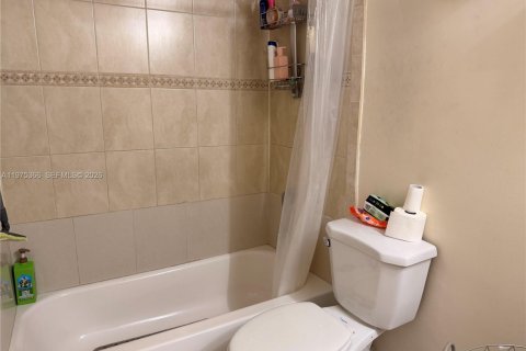 Condo in North Lauderdale, Florida, 1 bedroom  № 2038261 - photo 17