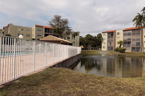 Condo in North Lauderdale, Florida, 1 bedroom  № 2038261 - photo 2