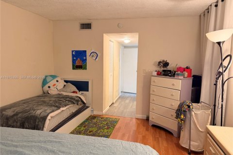 Condo in North Lauderdale, Florida, 1 bedroom  № 2038261 - photo 16