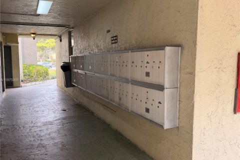 Condo in North Lauderdale, Florida, 1 bedroom  № 2038261 - photo 5