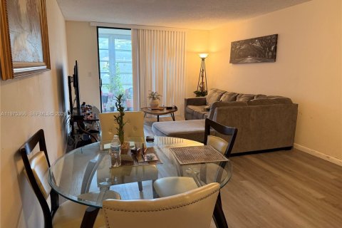 Condo in North Lauderdale, Florida, 1 bedroom  № 2038261 - photo 9