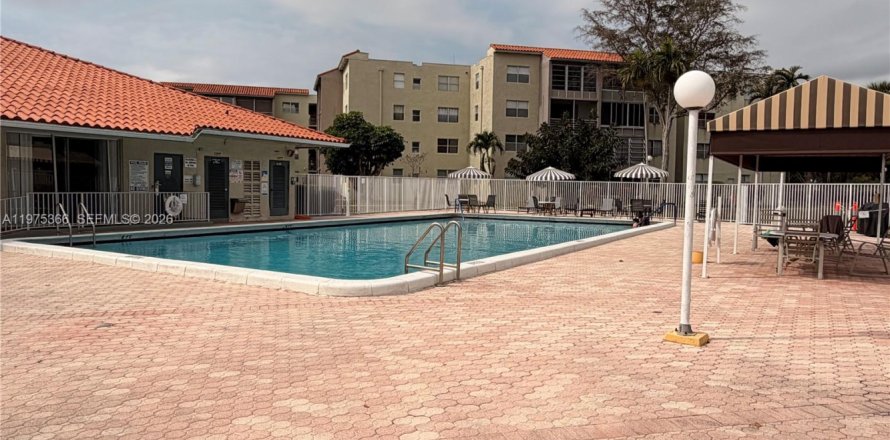 Condo in North Lauderdale, Florida, 1 bedroom  № 2038261
