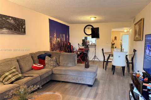 Condo in North Lauderdale, Florida, 1 bedroom  № 2038261 - photo 12