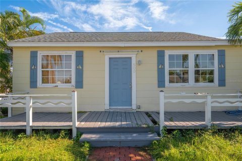 House in Saint Pete Beach, Florida 4 bedrooms, 106.74 sq.m. № 2322683