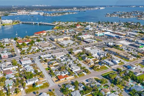 House in Saint Pete Beach, Florida 4 bedrooms, 106.74 sq.m. № 2322683 - photo 2
