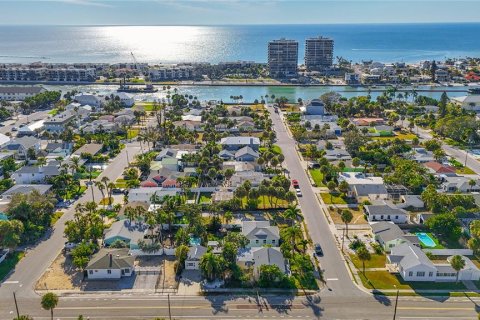House in Saint Pete Beach, Florida 4 bedrooms, 106.74 sq.m. № 2322683 - photo 3