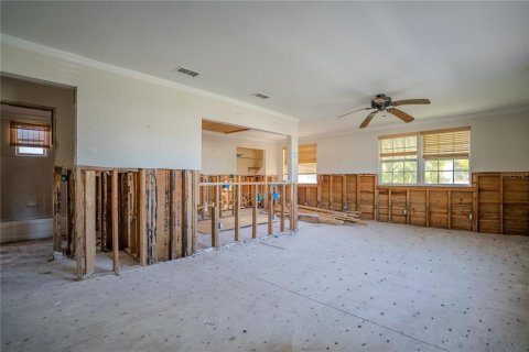 House in Saint Pete Beach, Florida 4 bedrooms, 106.74 sq.m. № 2322683 - photo 13
