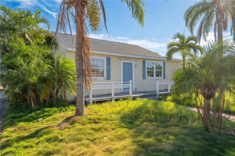 House in Saint Pete Beach, Florida 4 bedrooms, 106.74 sq.m. № 2322683 - photo 5