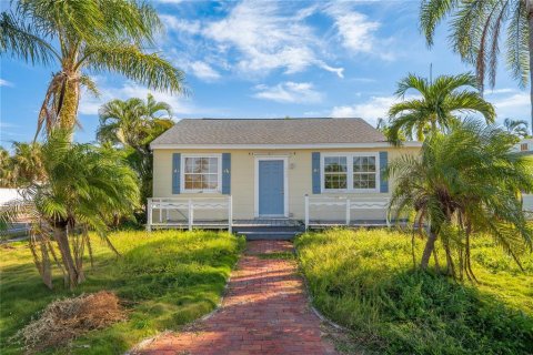 House in Saint Pete Beach, Florida 4 bedrooms, 106.74 sq.m. № 2322683 - photo 4
