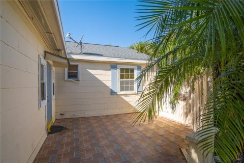 House in Saint Pete Beach, Florida 4 bedrooms, 106.74 sq.m. № 2322683 - photo 10