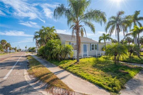 House in Saint Pete Beach, Florida 4 bedrooms, 106.74 sq.m. № 2322683 - photo 8