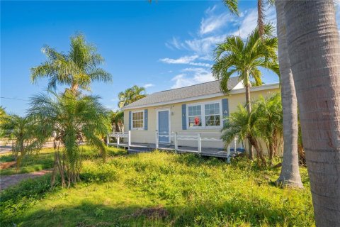 House in Saint Pete Beach, Florida 4 bedrooms, 106.74 sq.m. № 2322683 - photo 6