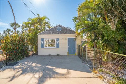 House in Saint Pete Beach, Florida 4 bedrooms, 106.74 sq.m. № 2322683 - photo 12