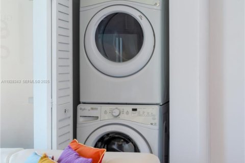 Condominio en alquiler en Miami, Florida, 1 dormitorio, 52.4 m2 № 2060028 - foto 22