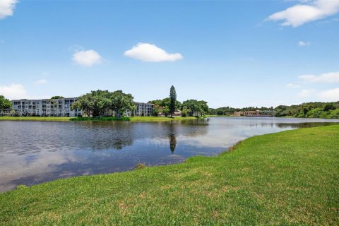 Condo in Davie, Florida, 2 bedrooms  № 2068975 - photo 9