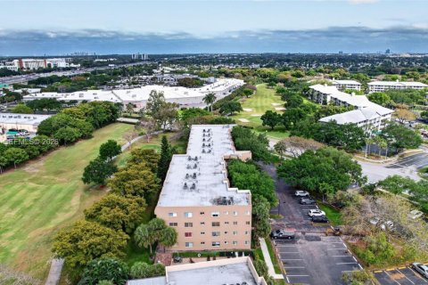 Condo in Davie, Florida, 2 bedrooms  № 2068975 - photo 15