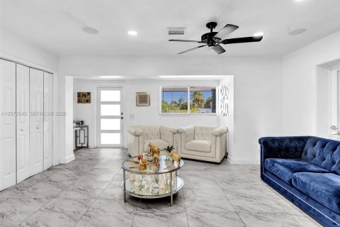 Casa en venta en Miami Gardens, Florida, 4 dormitorios, 134.43 m2 № 2309388 - foto 3